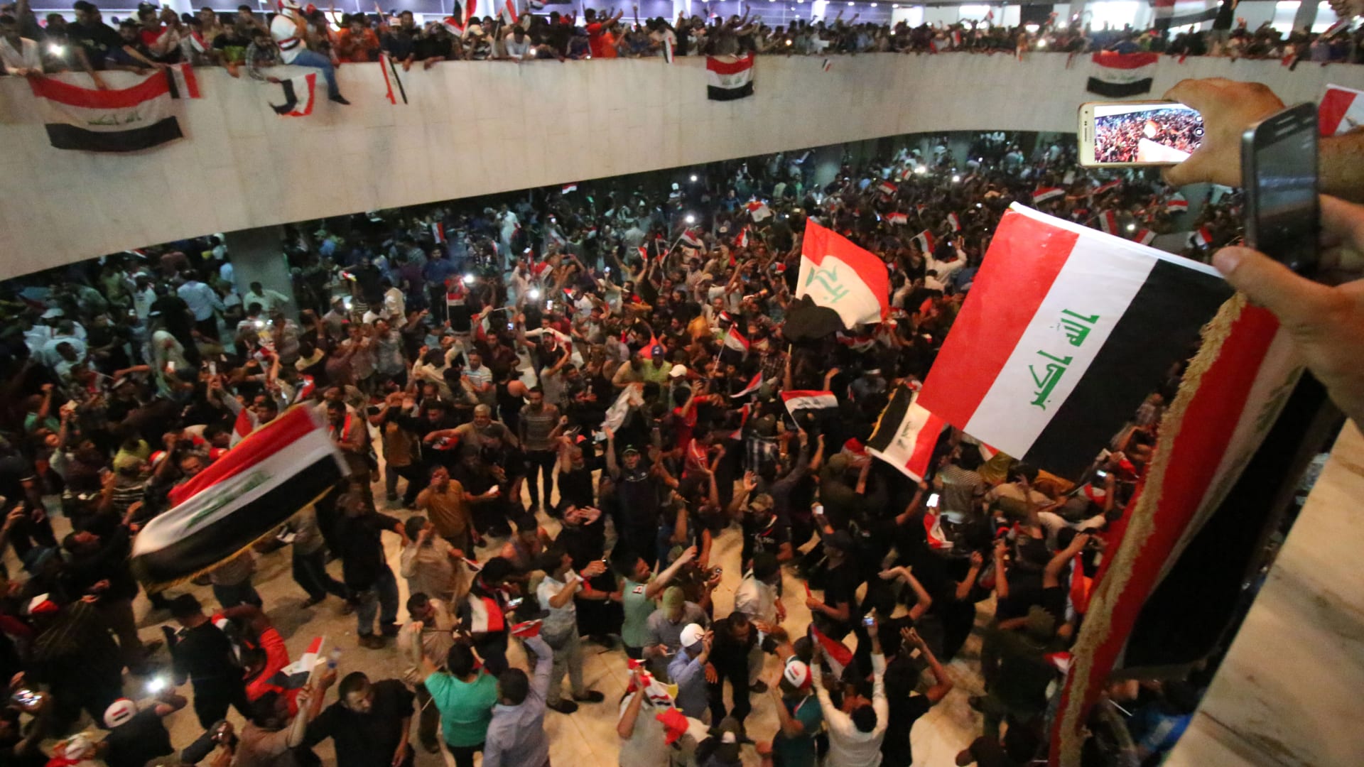 شاهد لحظة اقتحام أنصار الصدر البرلمان العراقي داخل المنطقة الخضراء شديدة التحصين