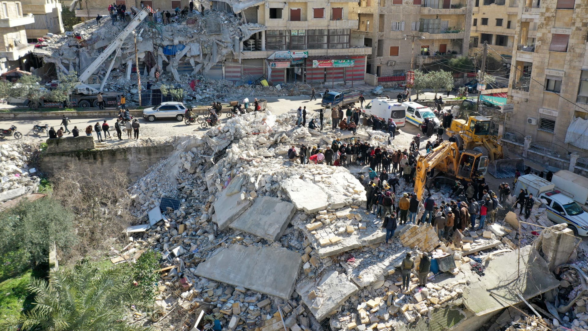 "فقدت الأمل".. شاهد ناجين يبكون أحبائهم وينتظرونهم حول أنقاض الزلزال في تركيا وسوريا