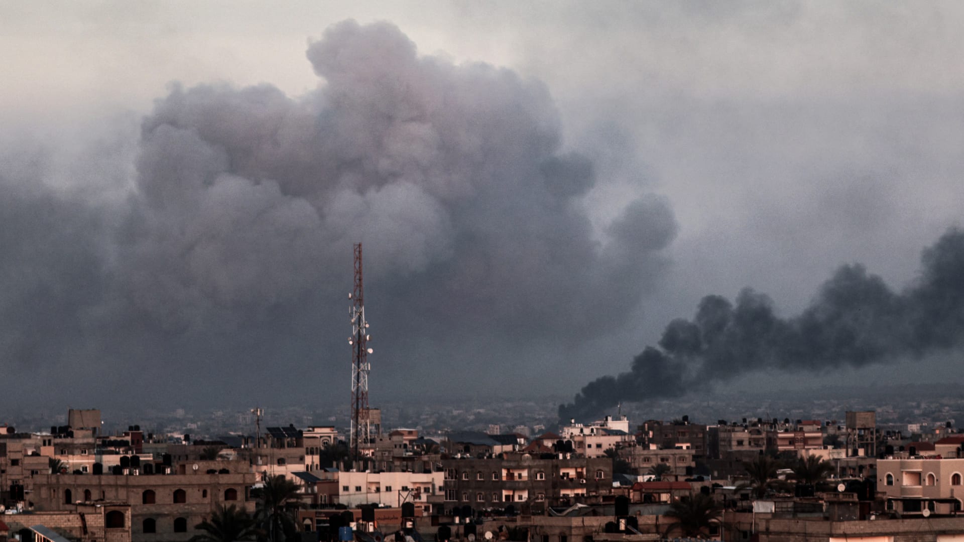 غزة.. مقبرة في خان يونس تتعرض لأضرار بالغة بعد عمليات للقوات الإسرائيلية