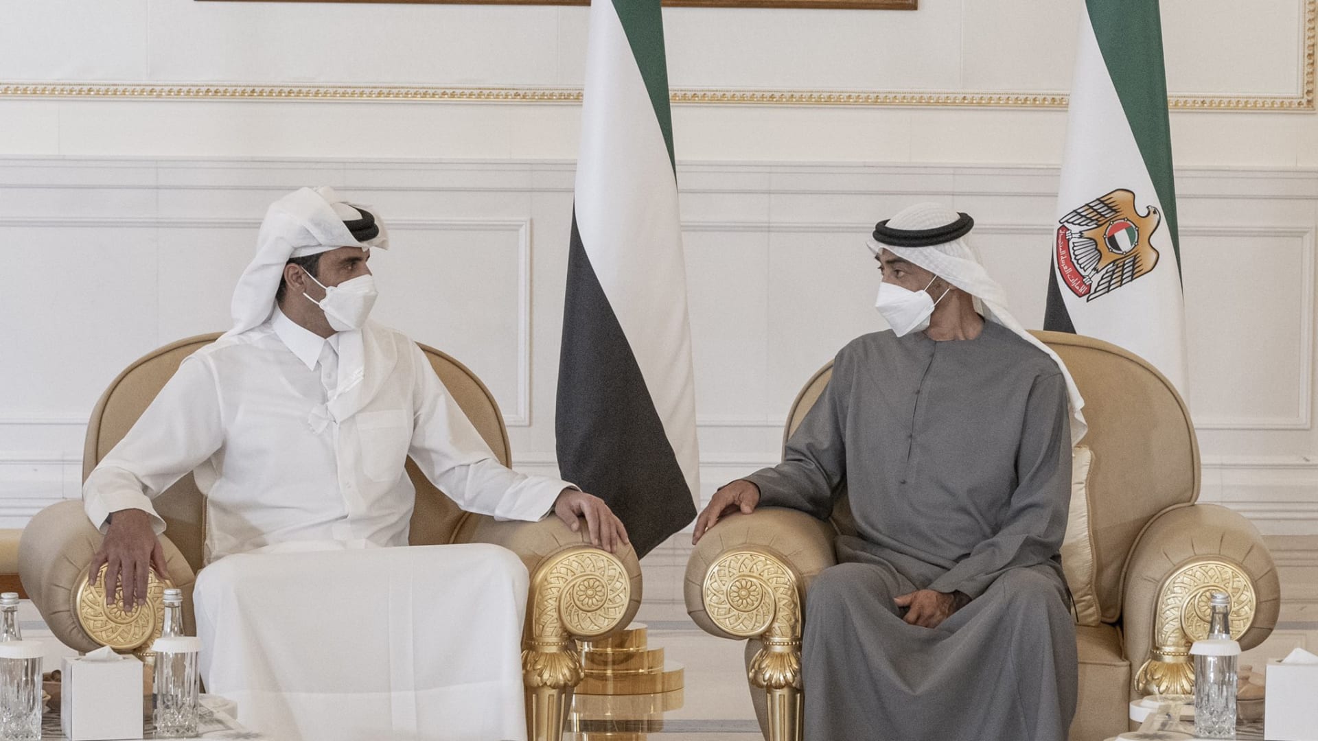 أمير قطر يجري أول زيارة إلى الإمارات.. ويعزي محمد بن زايد في وفاة الشيخ خليفة