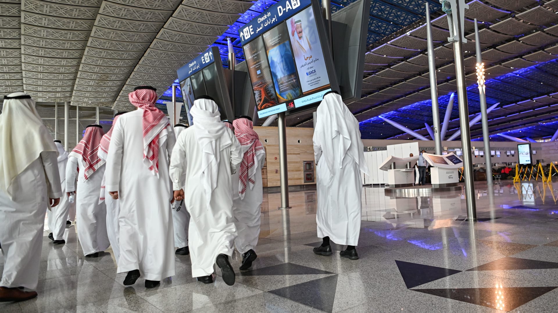 صورة أرشيفية لرجال يسيرون بمطار الملك عبدالعزيز في جدة 