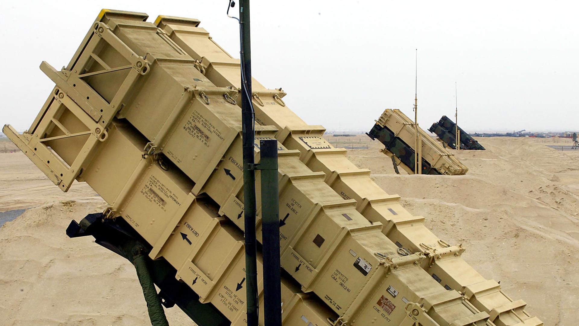 الكويت.. "حريق هائل" بخزانات وقود المطار جراء هجوم درون إيرانية