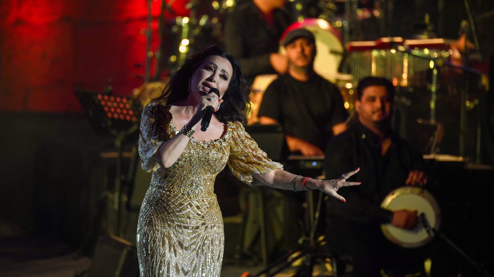 لطيفة تحتفل بمئوية يوسف شاهين بفيديو من كواليس "سكوت حنصوّر"