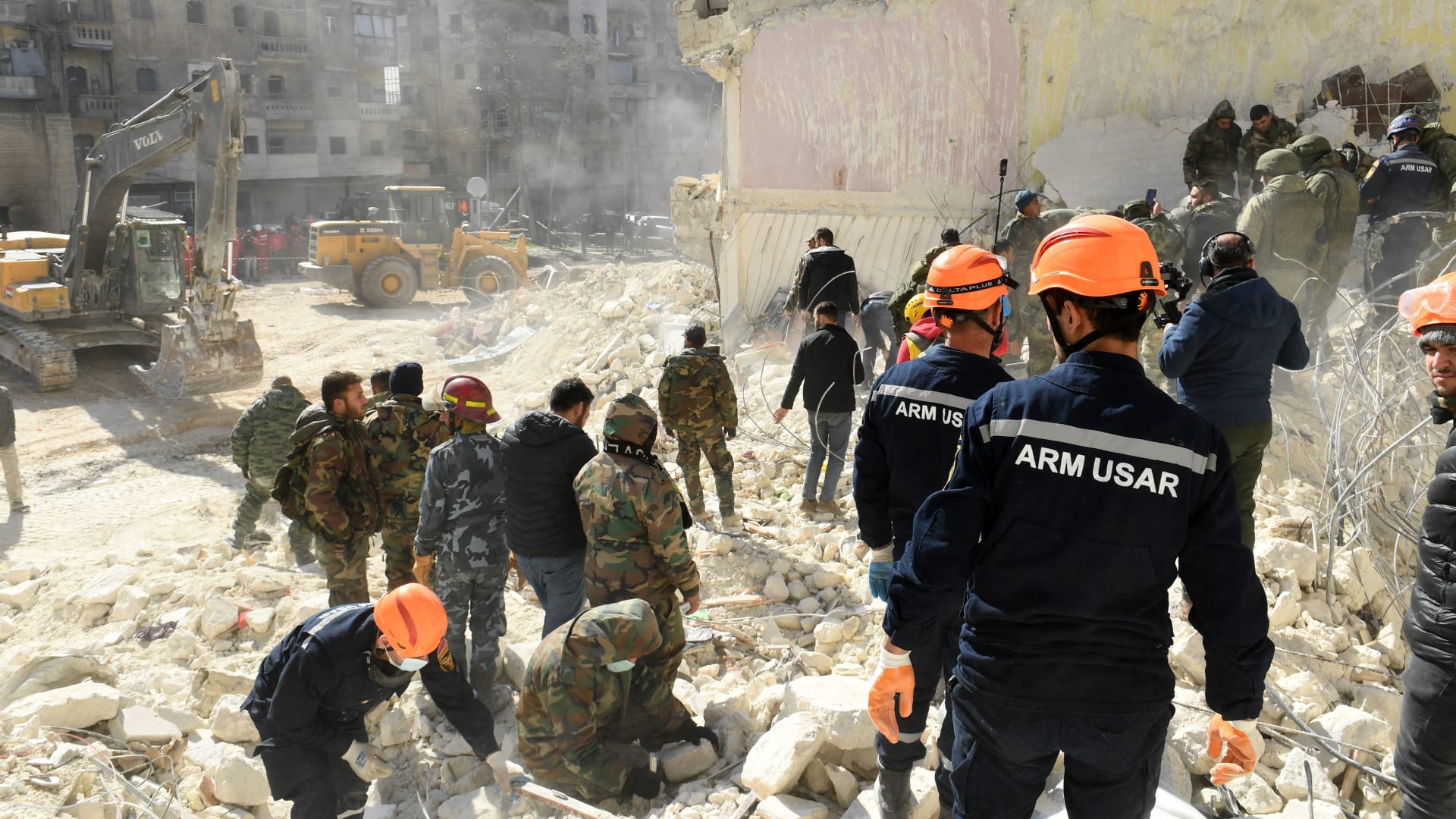 صورة أرشيفية لجانب من جهود إنقاذ ضحايا زلزال 6 فبراير في سوريا 
