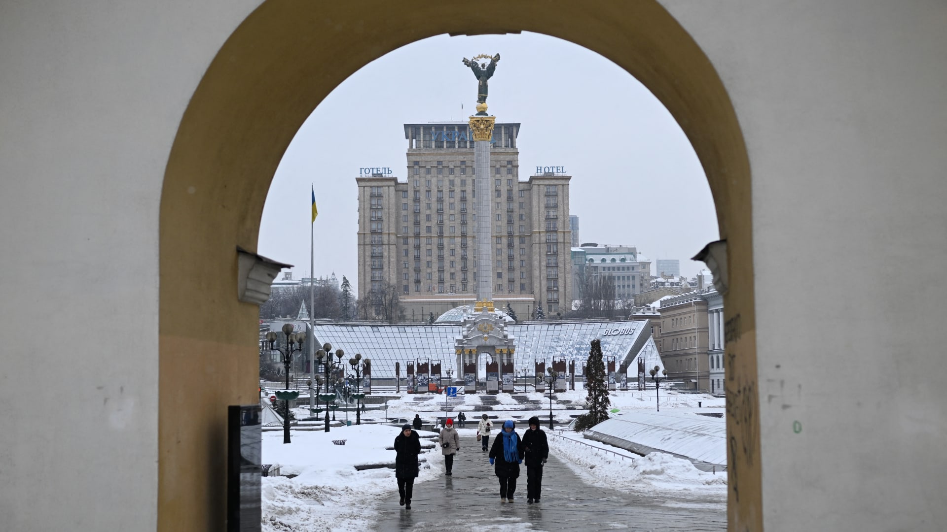 بعد ساعات من محادثات أبوظبي.. أوكرانيا تعلن شن روسيا غارات جوية دامية