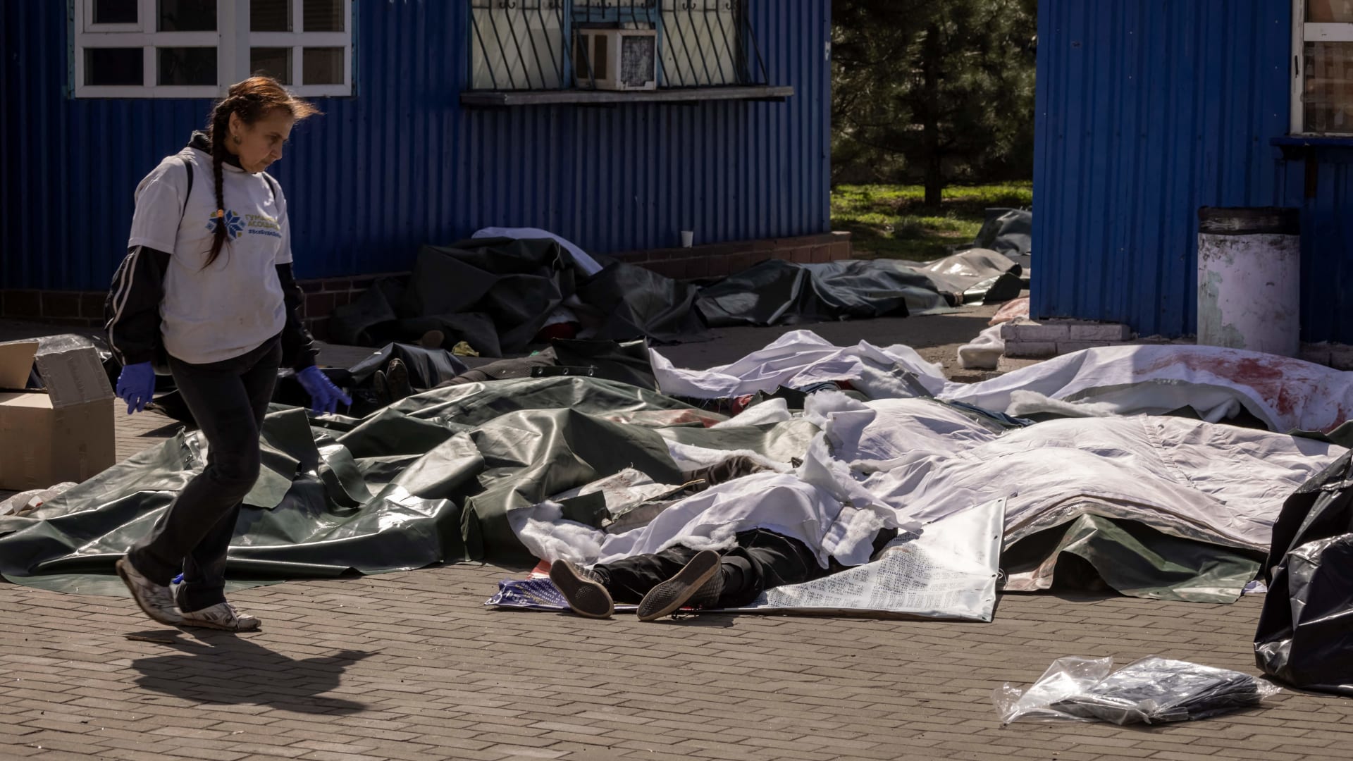 كانوا يعتزمون الفرار.. شرطة دونيتسك: قصف روسي "بربري" يودي بحياة 30 مدنيا في محطة قطار thumbnail