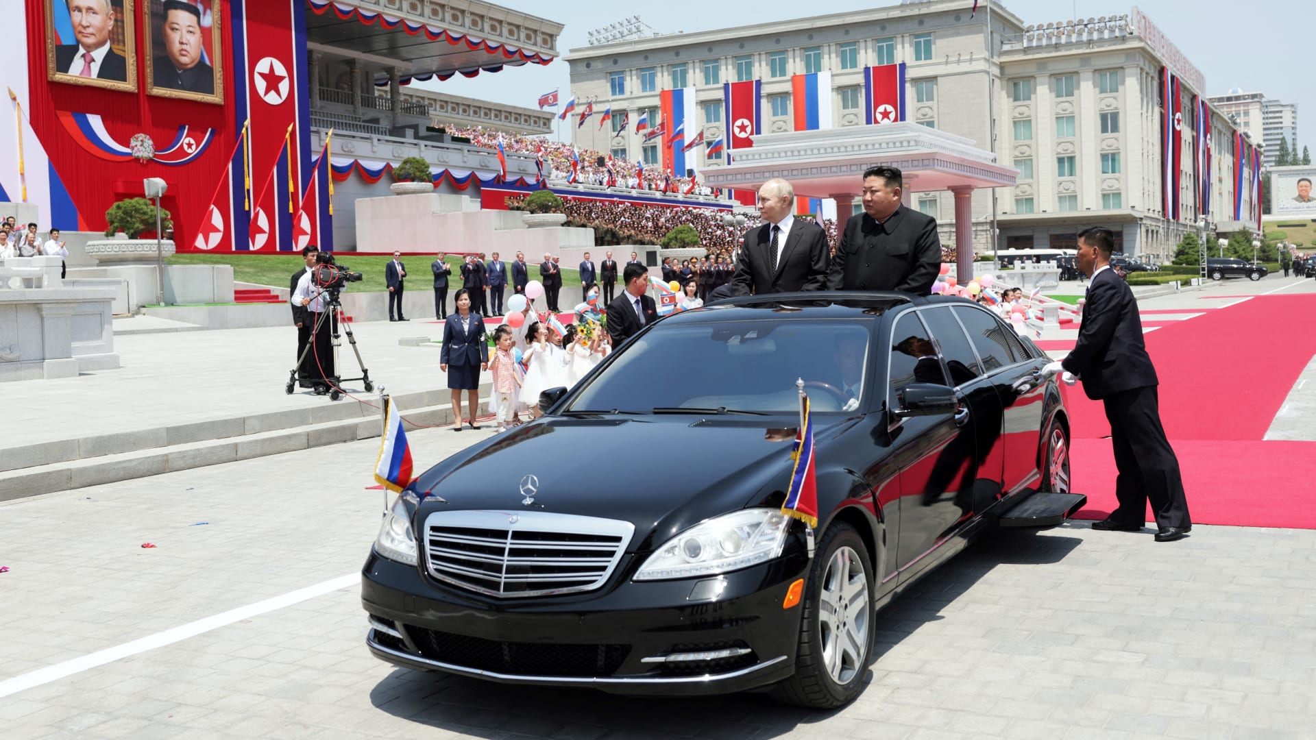 شاهد بوتين وكيم جونغ أون "يتعازمان" على دخول السيارة أولًا.. من رضخ للإصرار في النهاية؟