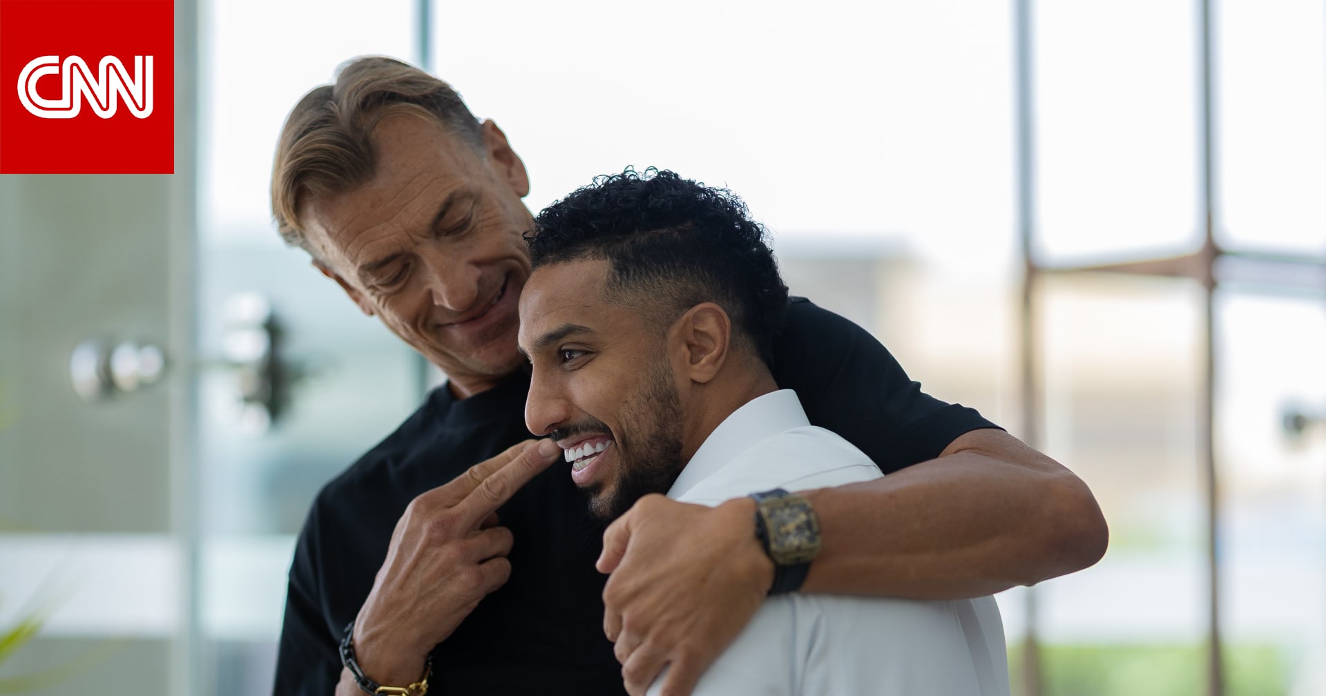 لقطة عناق رينارد لسالم الدوسري خلال التحاق الأخير بمعسكر المنتخب تخطف الأنظار 