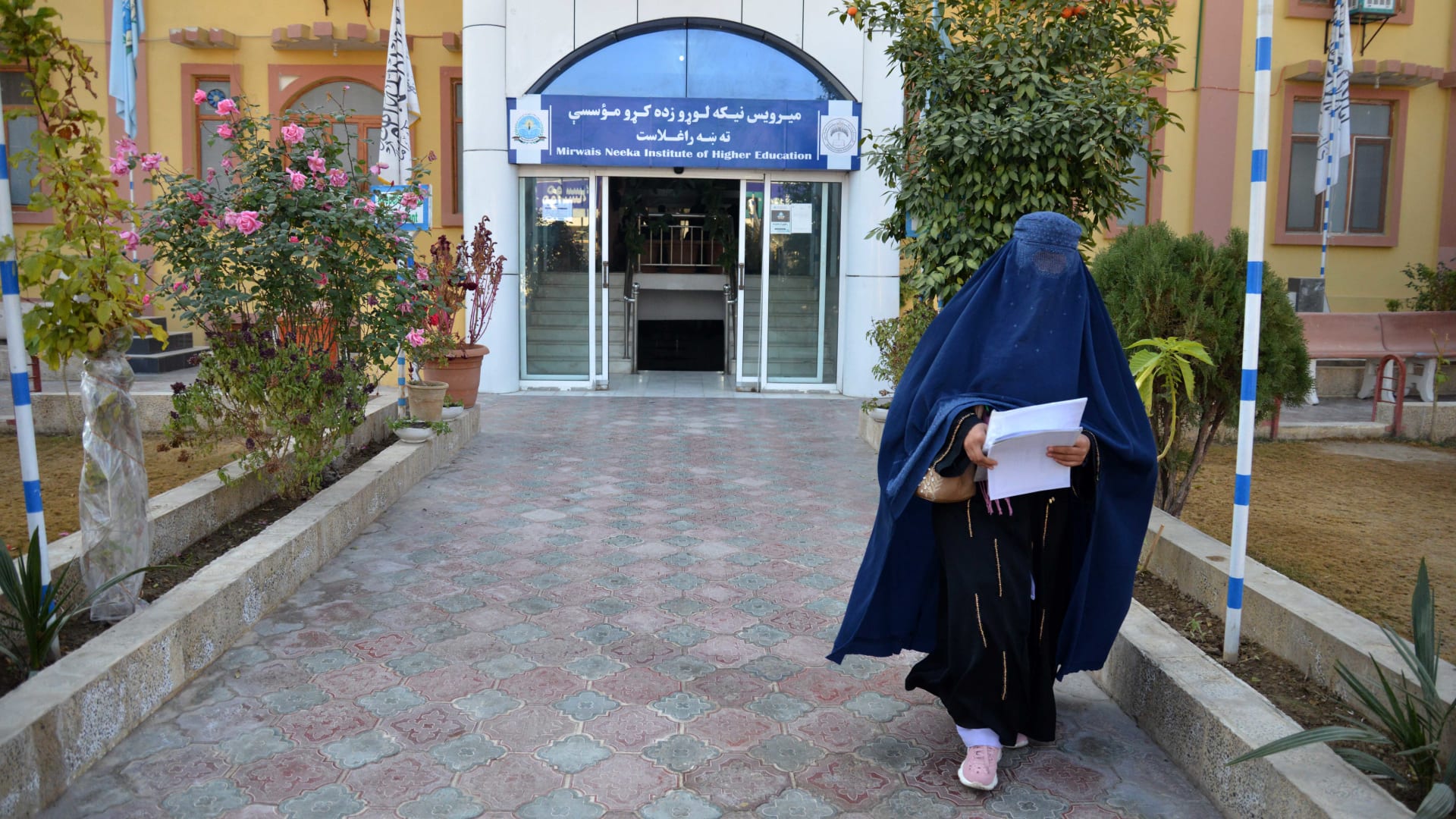 صورة أرشيفية لطالبة أمام جامعة في أفغانستان