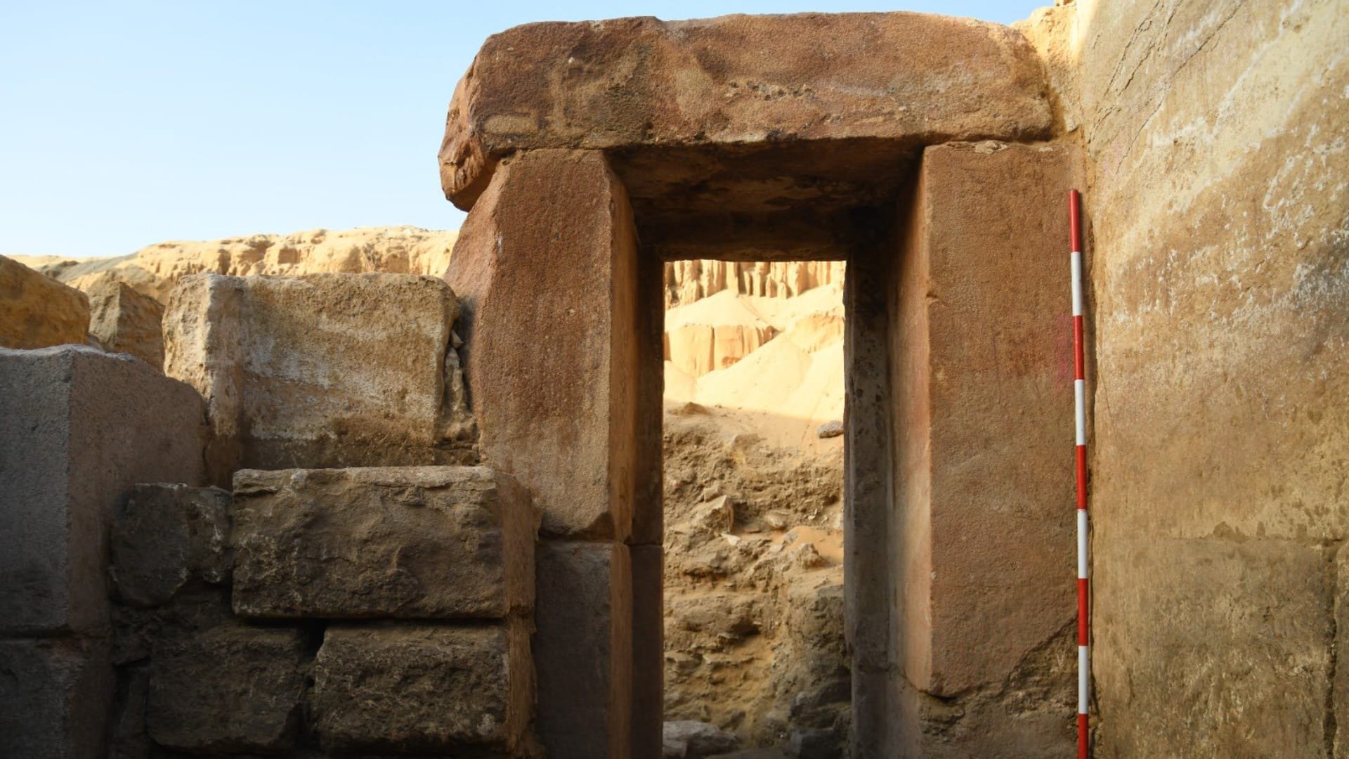 "أحد معبدي الشمس المعروفين في مصر القديمة".. اكتشاف بقايا معبد أثري فريد من عصر الأسرة الخامسة بالجيزة