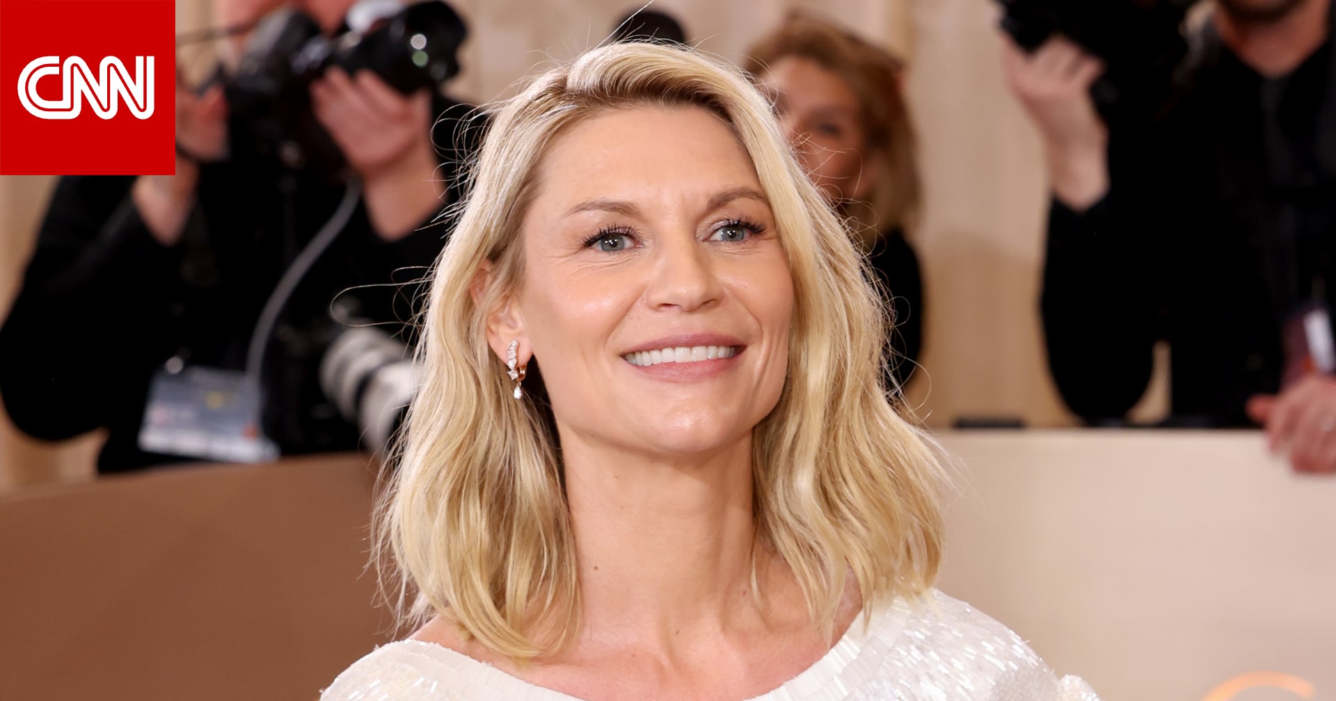 نجمة "Homeland" كلير دينس "انهارت تمامًا" عندما علمت بحملها في سن الـ 44