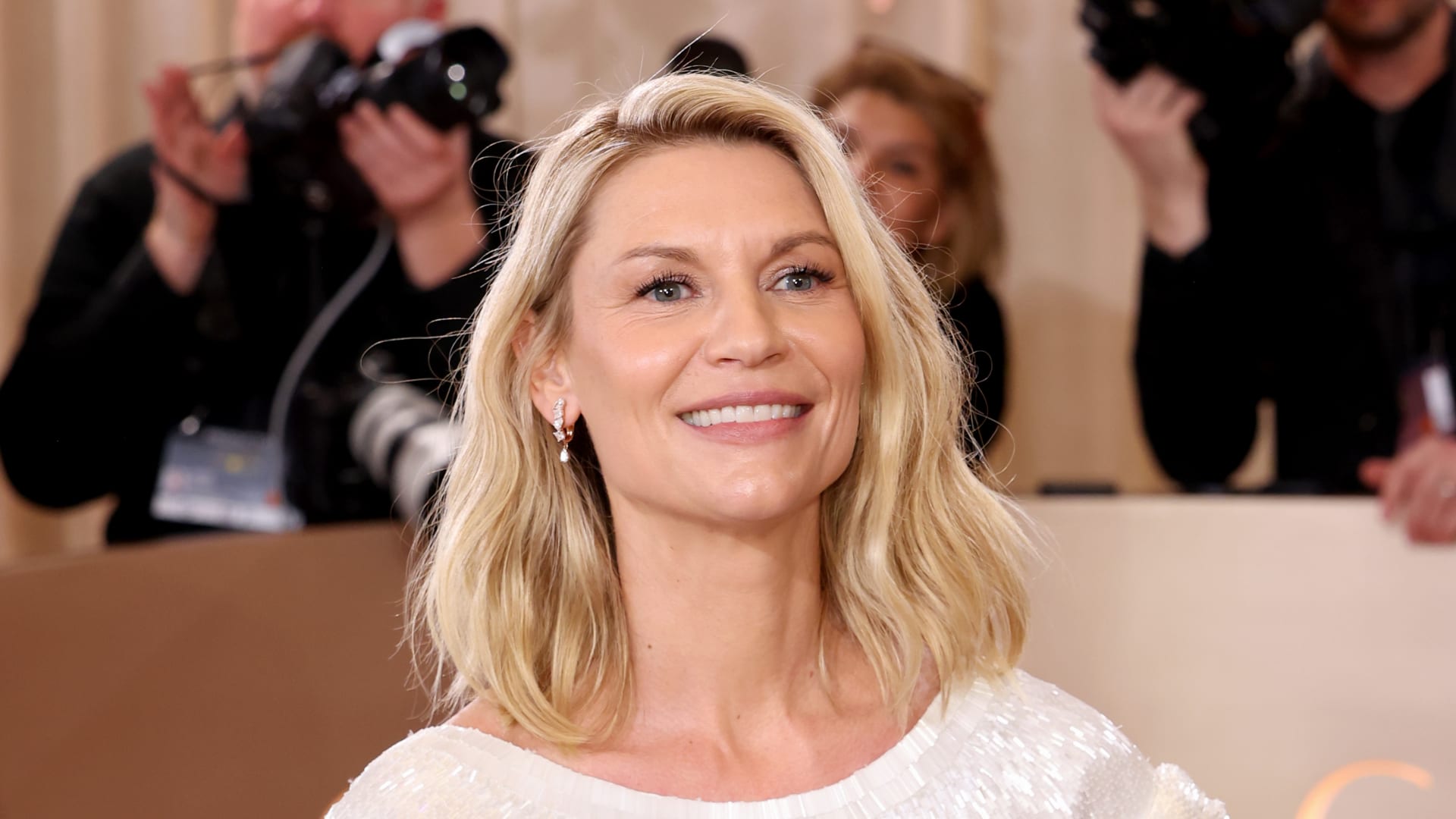 نجمة "Homeland" كلير دينس "انهارت تمامًا" عندما علمت بحملها في سن الـ 44