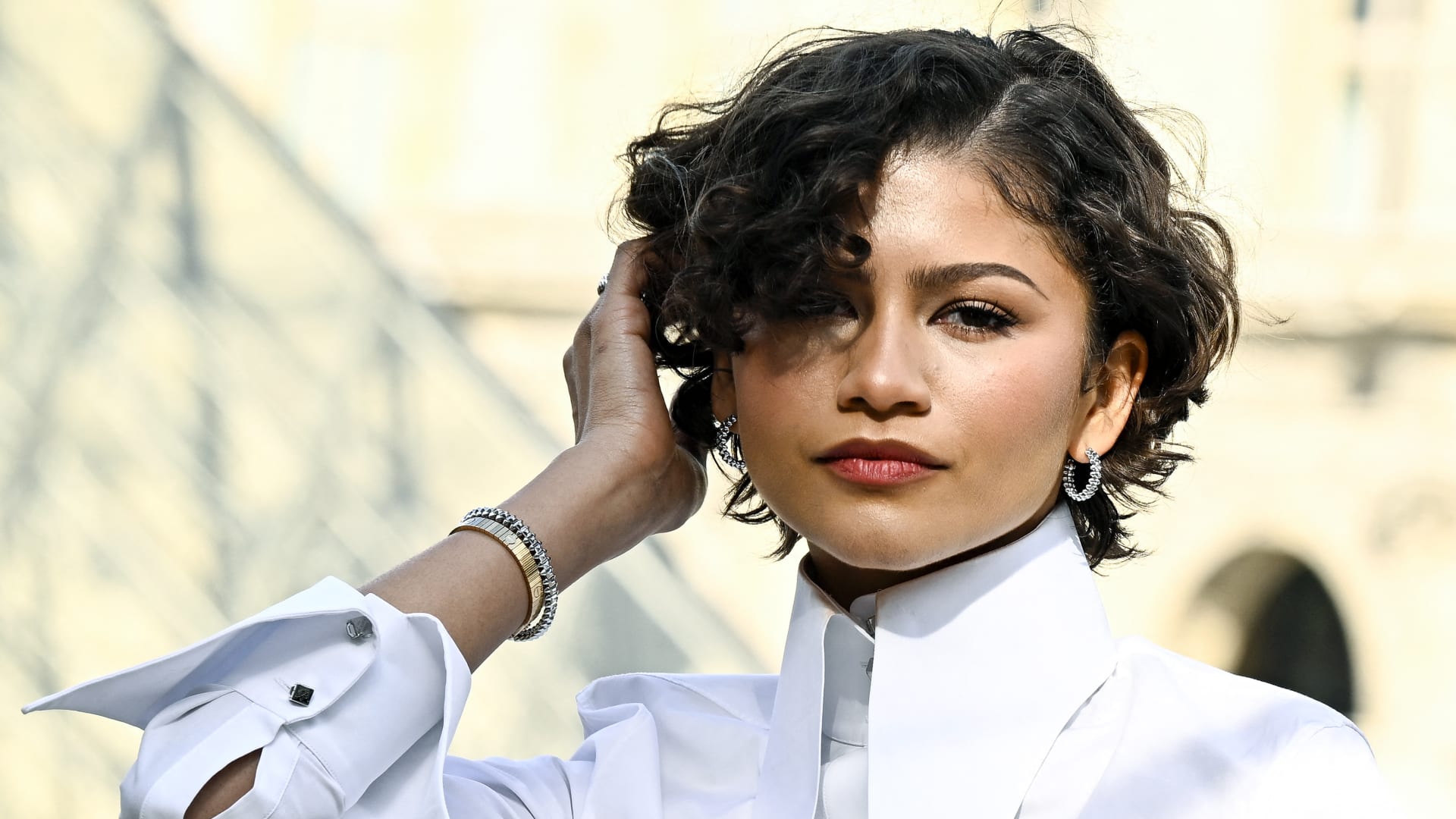 من البوب إلى البيكسي.. تحوّلات جذرية في تسريحات النجمات خلال أسابيع الموضة