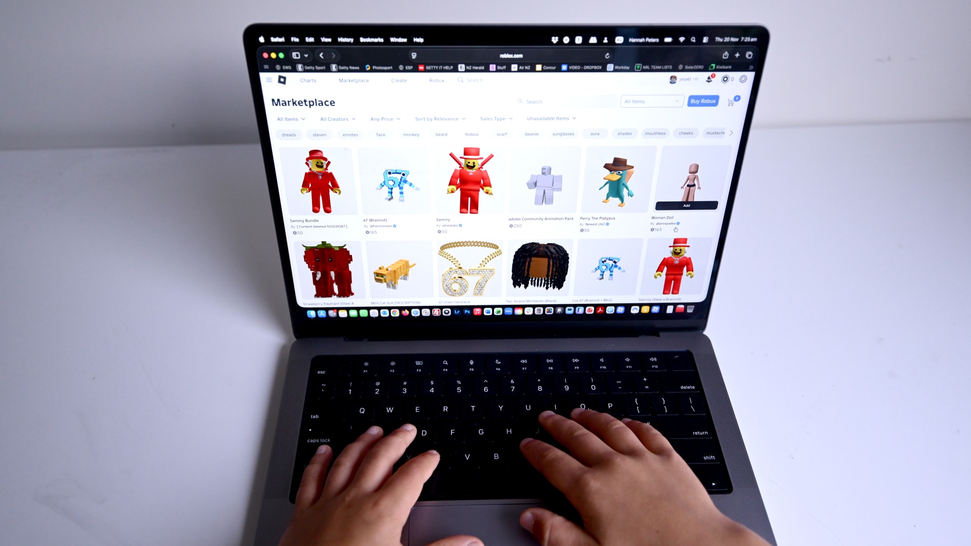 مصر.. حجب لعبة "روبولكس" يثير قضية المخاطر الرقمية على الأطفال