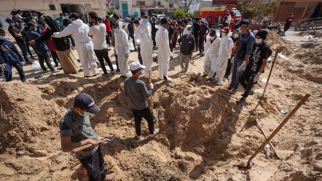 غزة: الدفاع المدني يعلن العثور على أكثر من 200 جثة بمقبرة جماعية بمستشفى في خان يونس 
