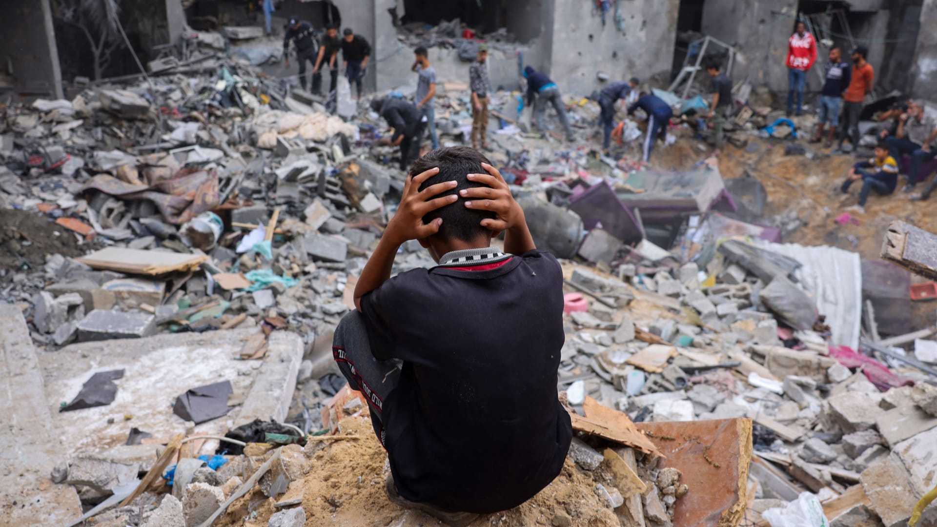 "إذا في حد عايش يعطيني نفس".. فلسطيني يصرخ بينما يبحث عن ناجين تحت الأنقاض بغزة