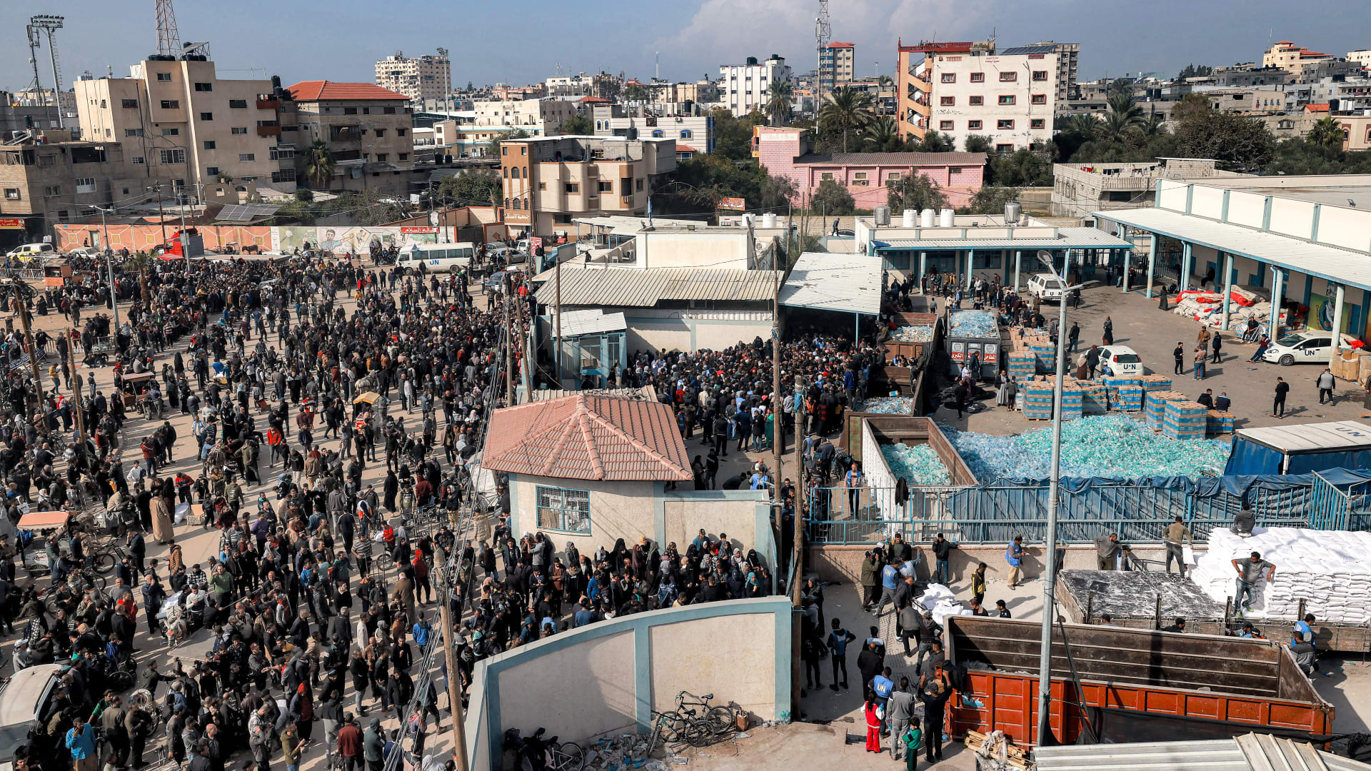 الأونروا تعلن تعرض منشآتها لـ63 استهدافًا مباشرًا منذ بدء الحرب في غزة