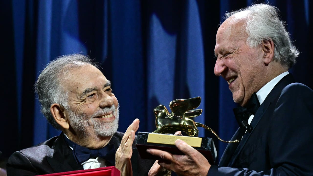 لحظات مؤثرة بين كوبولا وهيرتسوغ في مهرجان فينيسيا السينمائي الـ82