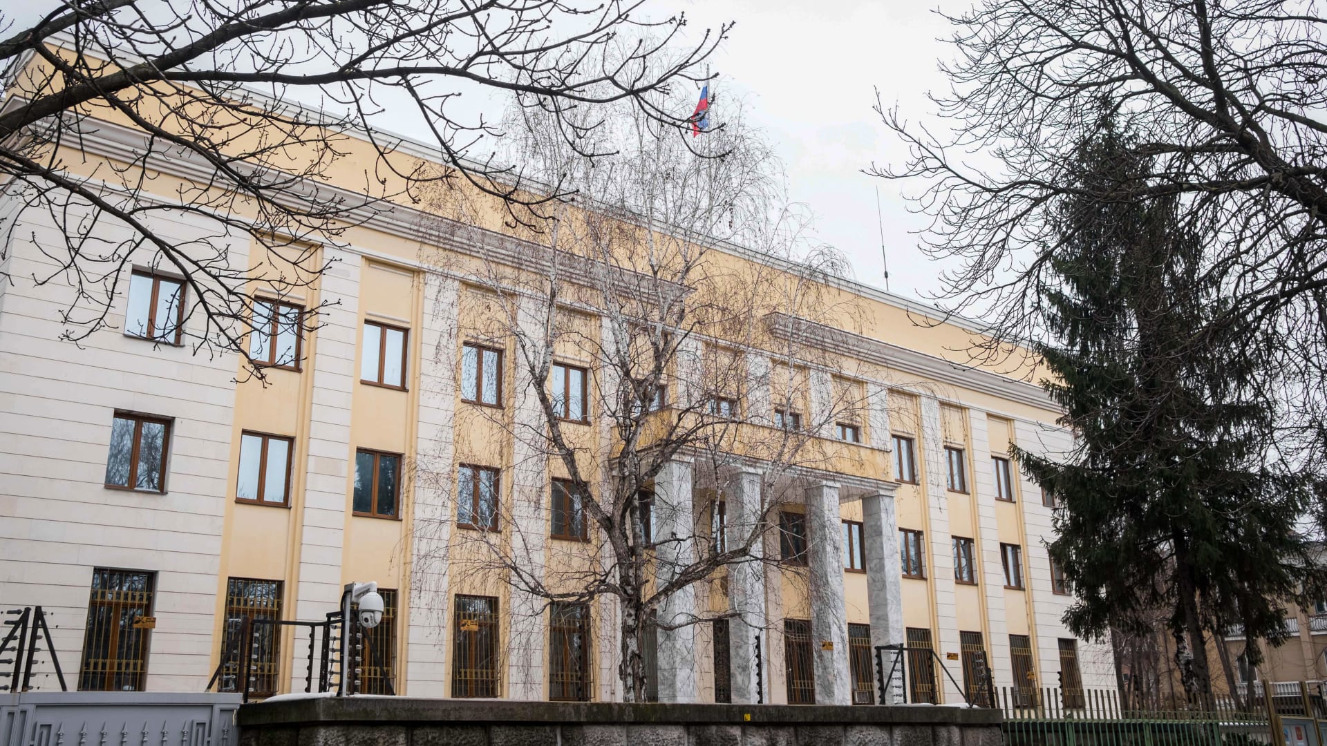 روسيا تعلن اصطدام سيارة بسفارتها في رومانيا واندلاع النيران فيها