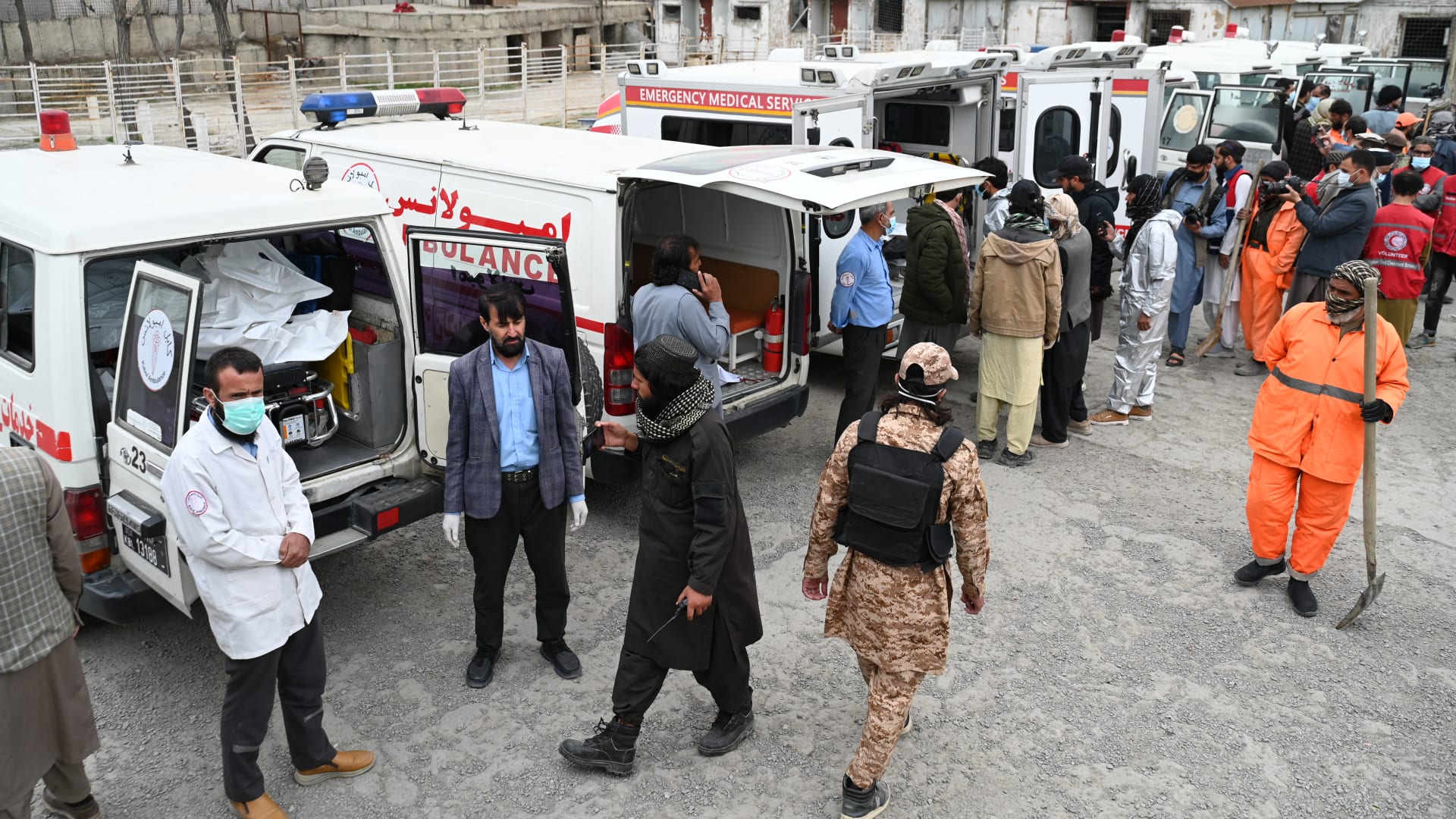 صراع آخر يشتعل.. أفغانستان تعلن مقتل 400 شخص في غارة وباكستان تنفي استهداف مركز طبي