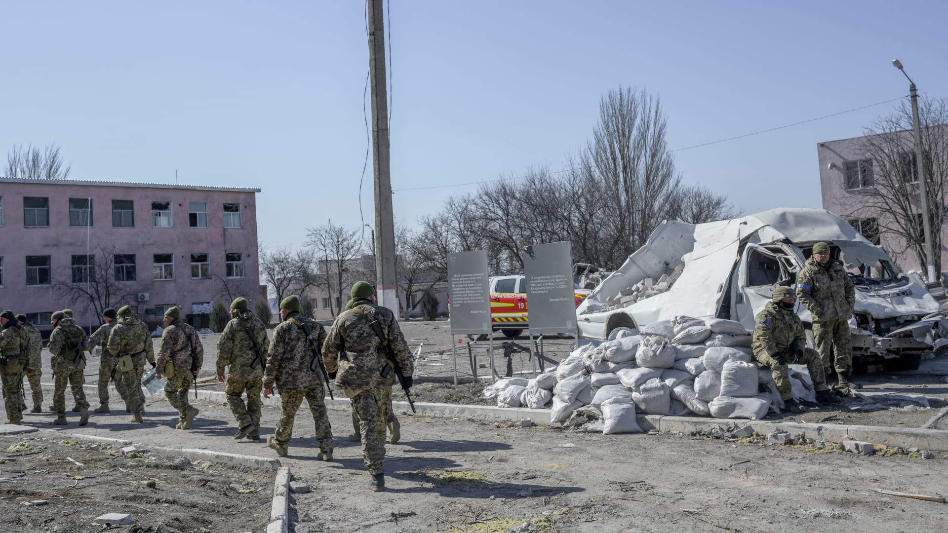 جنود أوكرانيون في منطقة استهدفتها روسيا في ميكولايف