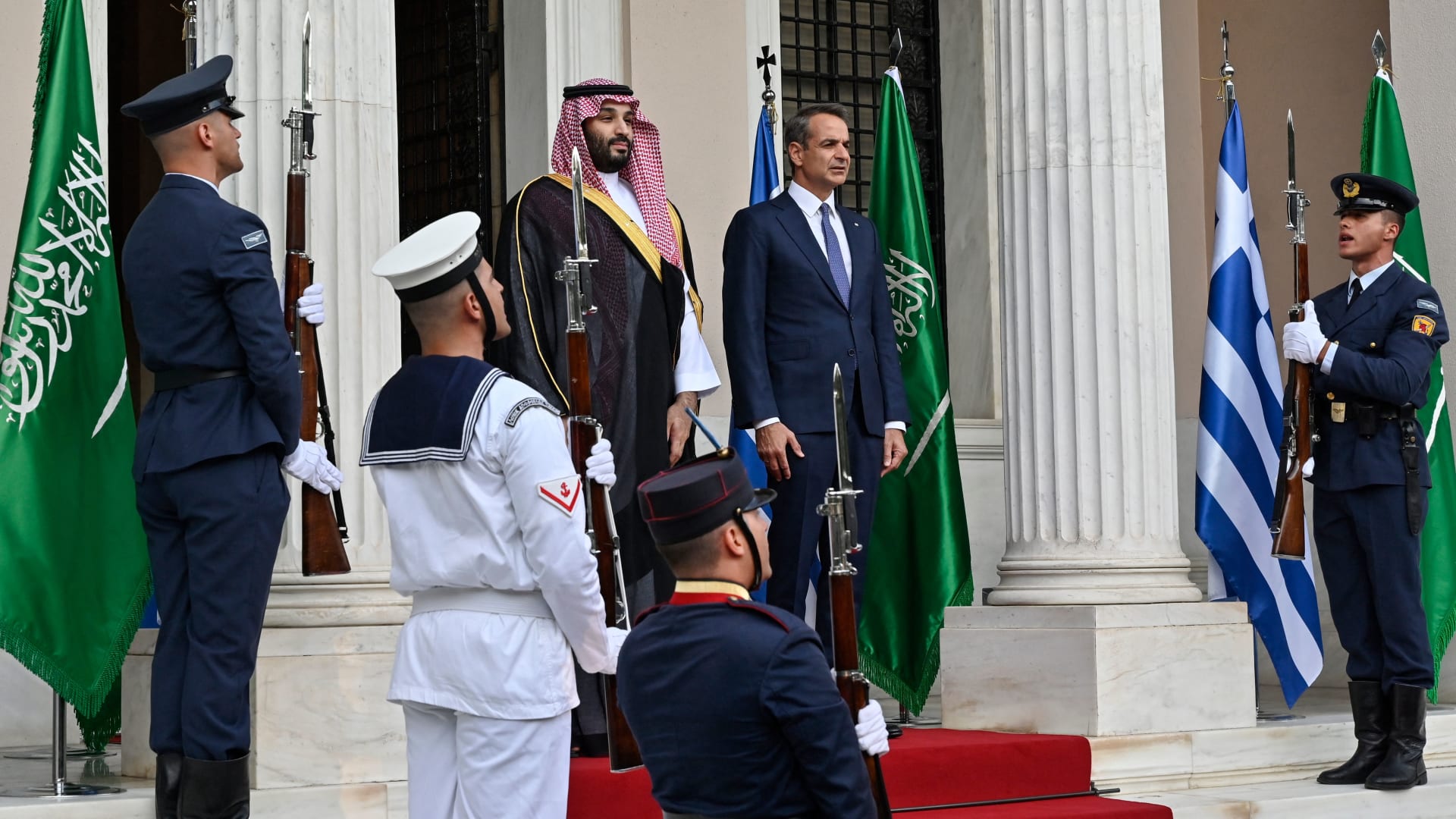 تداول فيديو يُظهر "وعد" ولي العهد السعودي لرئيس وزراء اليونان خلال استقباله بأثينا
