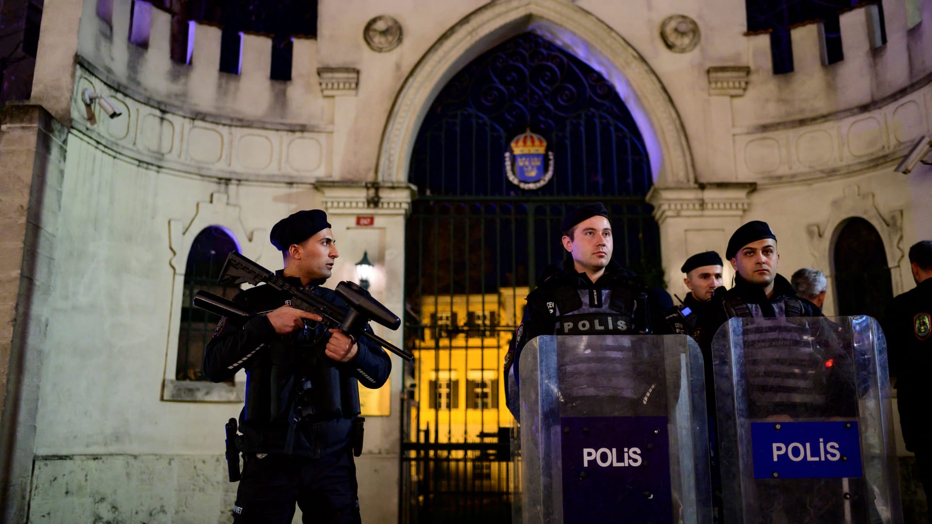 عناصر من قوات الأمن التركية أمام القنصلية السويدية