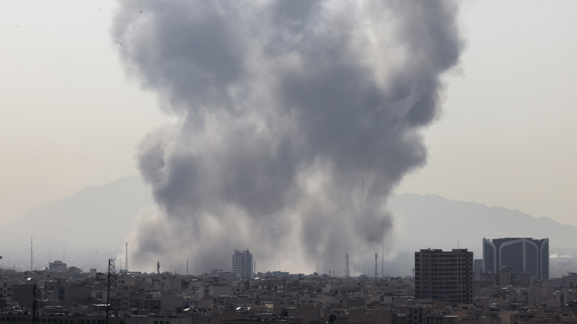 الى جانب إسرائيل.. مسؤول أمريكي لـCNN: الولايات المتحدة تشنّ غارات على إيران