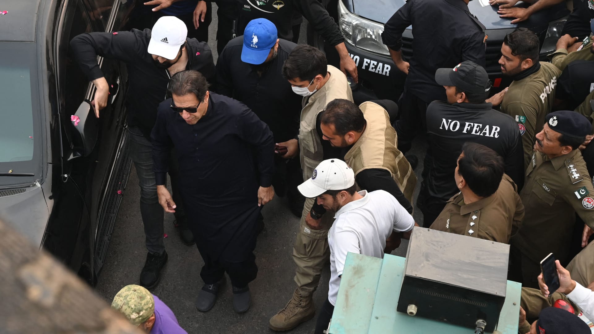 شاهد اللحظات الأولى لإطلاق النار على عمران خان رئيس وزراء باكستان السابق
