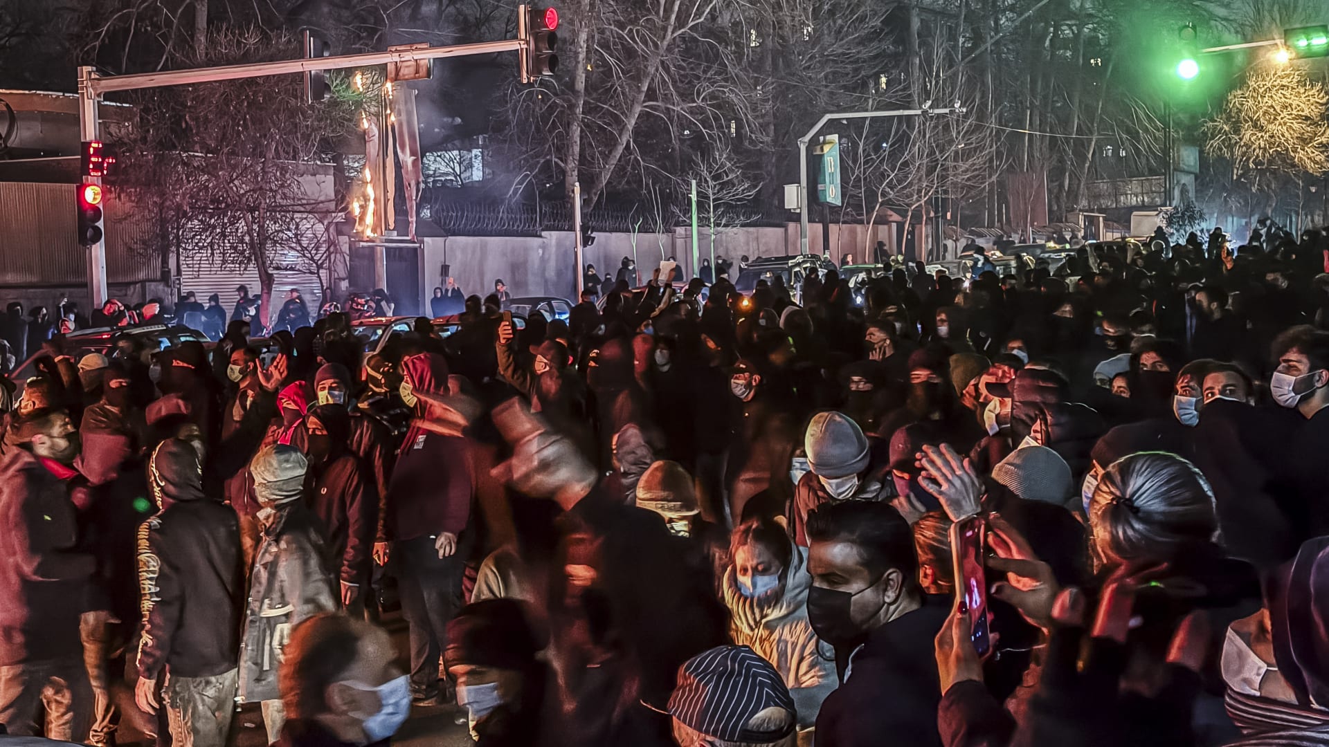 منظمة حقوقية تقدّر عدد قتلى المتظاهرين في إيران بأسبوعين