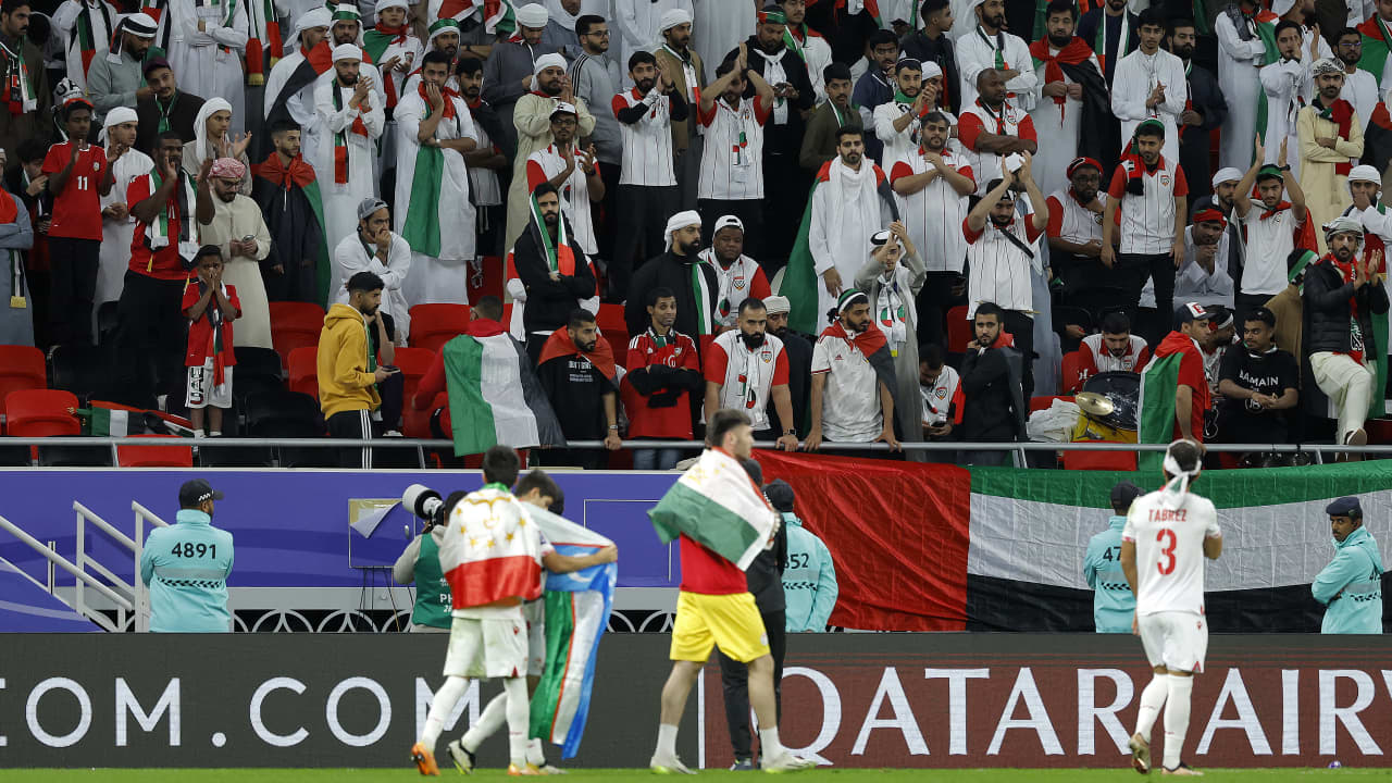 تصرف "مثير" من الجمهور الإماراتي مع لاعبي المنافس بعد هزيمة "الأبيض" من طاجكستان