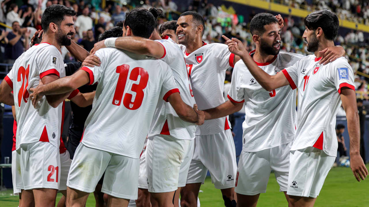 "دبكة" لاعبي الأردن في السعودية على أرضية ملعب "الأول بارك" تلفت الأنظار