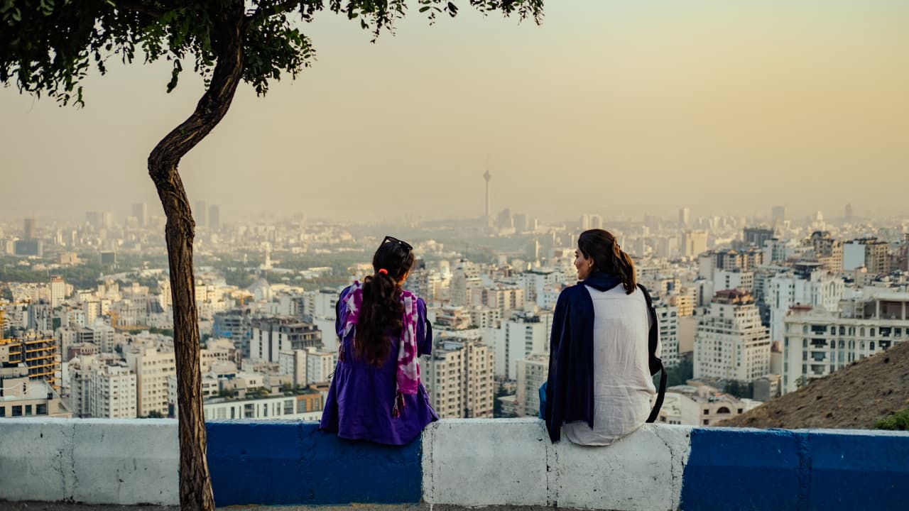 البرلمان الإيراني يقر قانونًا جديدًا أكثر صرامة لقواعد اللباس.. ما هي أبرز بنوده؟