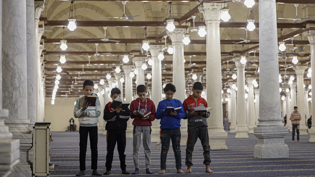 "دولة التلاوة".. برنامج مصري يحظى بـ"اهتمام واسع" وسط جدل حول "تقديمه بواسطة مذيعة"