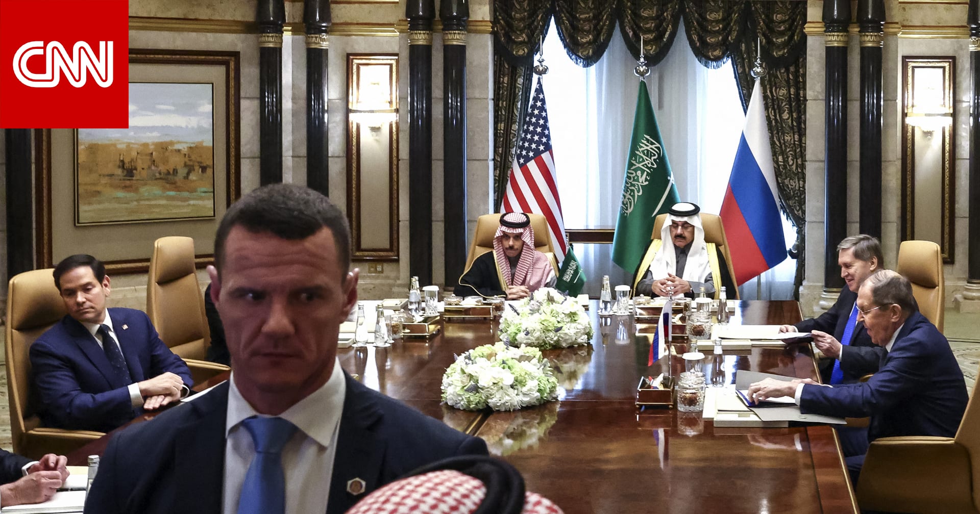مستشار الرئيس الإماراتي يعلق على استضافة السعودية اجتماع روسيا وأمريكا