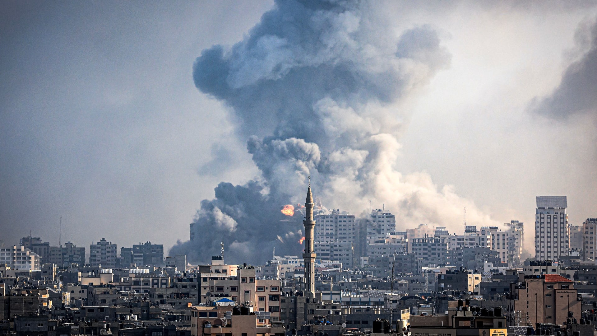 “إنه أمر لا يصدق": طبيب يصف الأوضاع في غزة.. والدقائق الممنوحة قبل القصف
