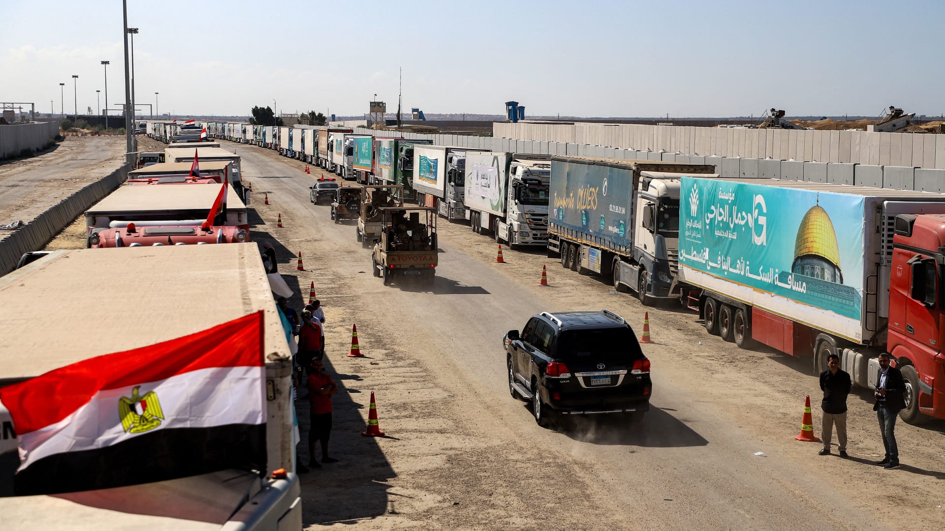 شاهد لحظة بدء دخول أول قافلة مساعدات إنسانية الى غزة عبر معبر رفح