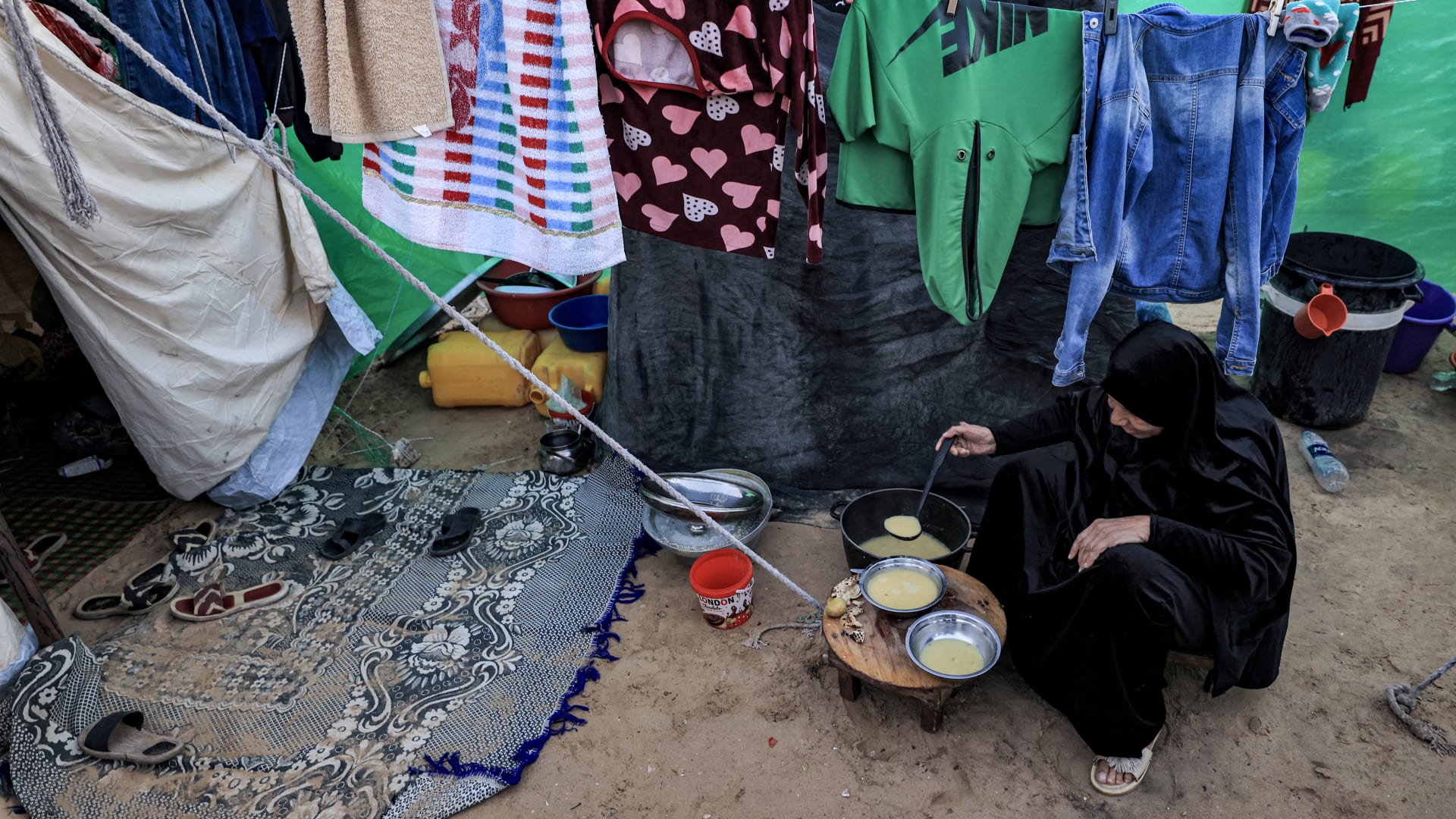 كأنها عادت إلى الماضي.. الجوع والبؤس ينتشران في غزة وسيدات يستخدمن الملابس لإشعال نار الطبخ