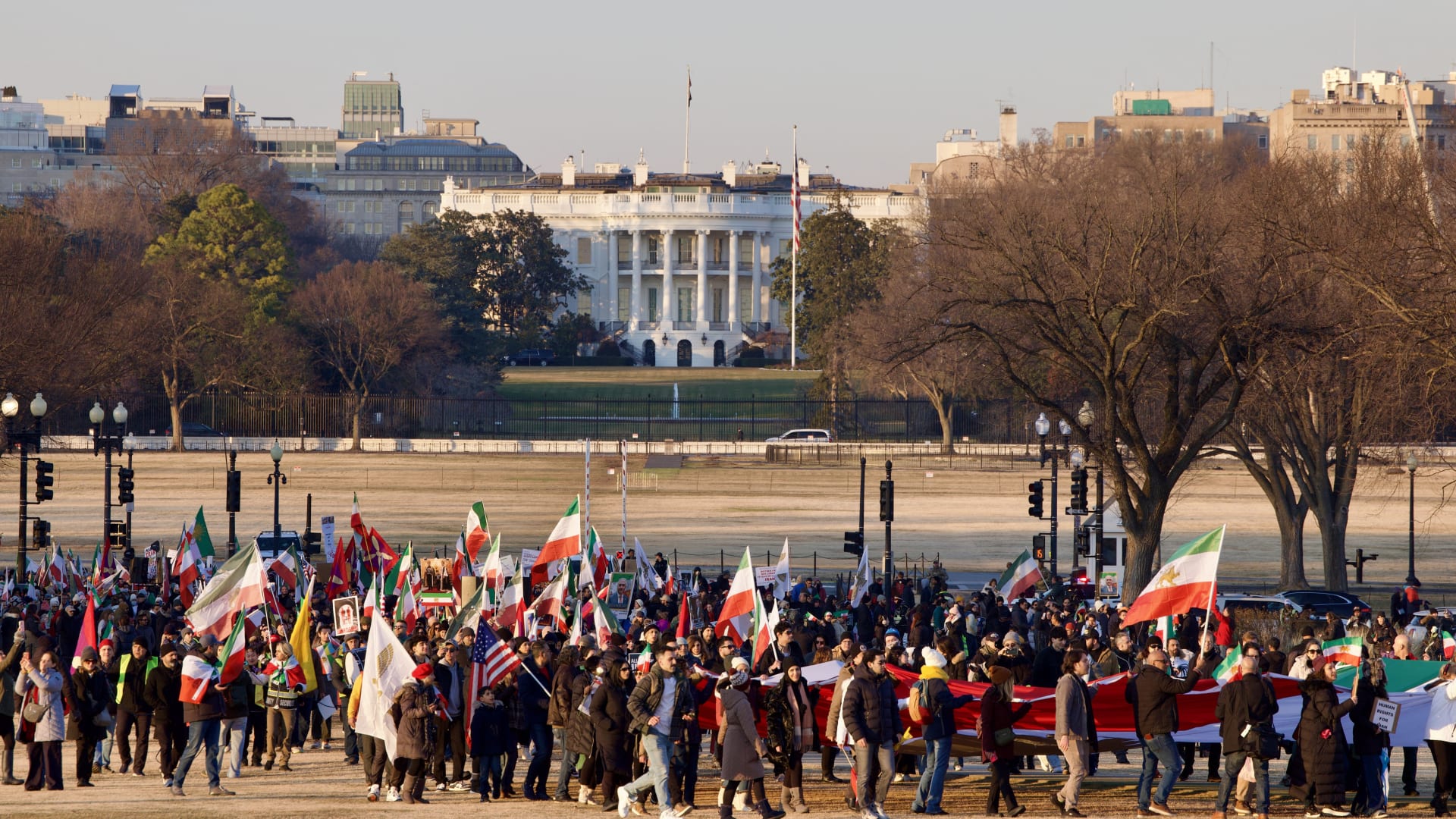 بعد اتفاق "نادر" مع طهران.. إدارة ترامب تُرحّل إيرانيين للمرة الأولى منذ الاحتجاجات.. ما القصة؟