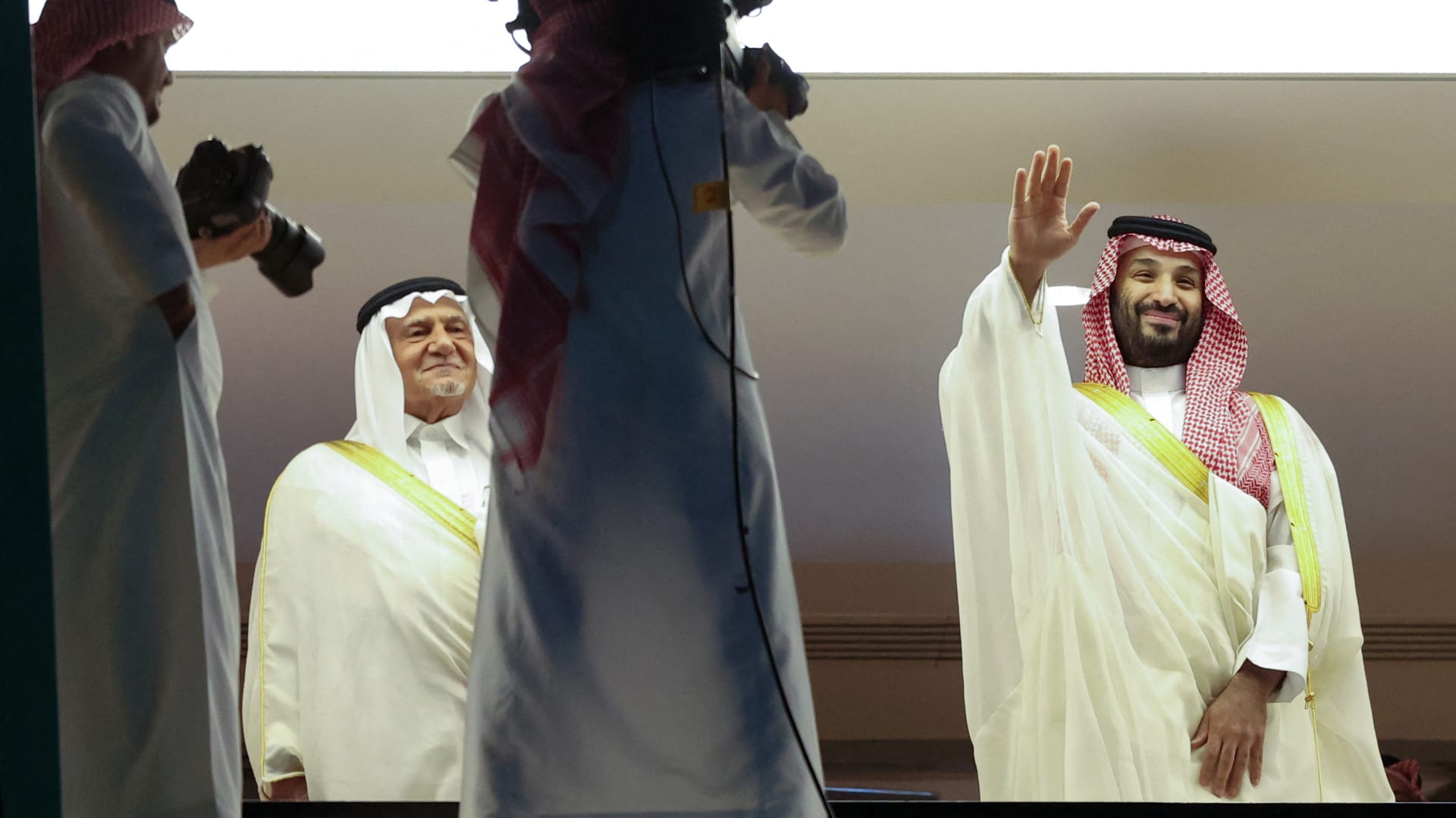 هذا ما حدث لحظة ظهور محمد بن سلمان على شاشة ملعب نهائي كأس الملك
