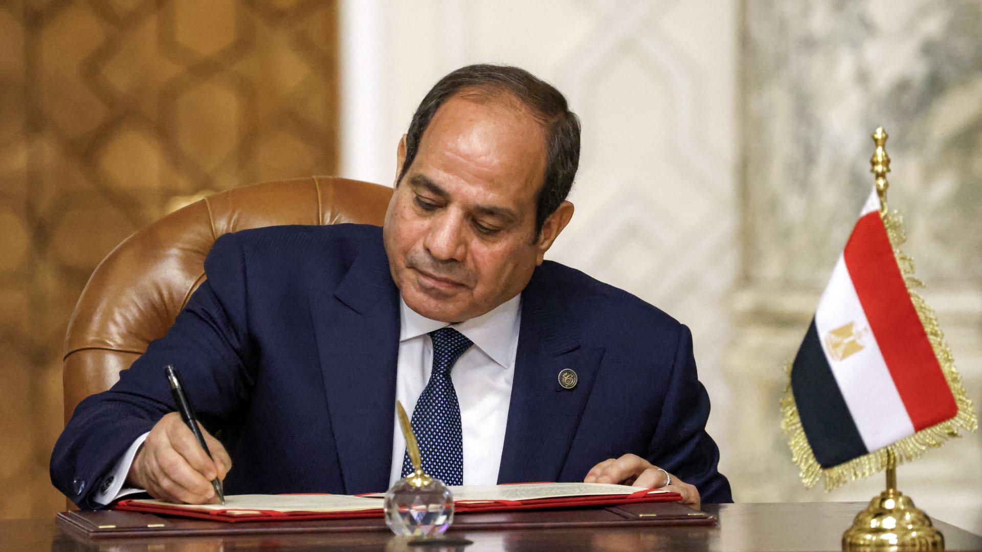 مصر.. السيسي يتدخل في واقعة قروض بأسماء أولياء أمور دون علمهم