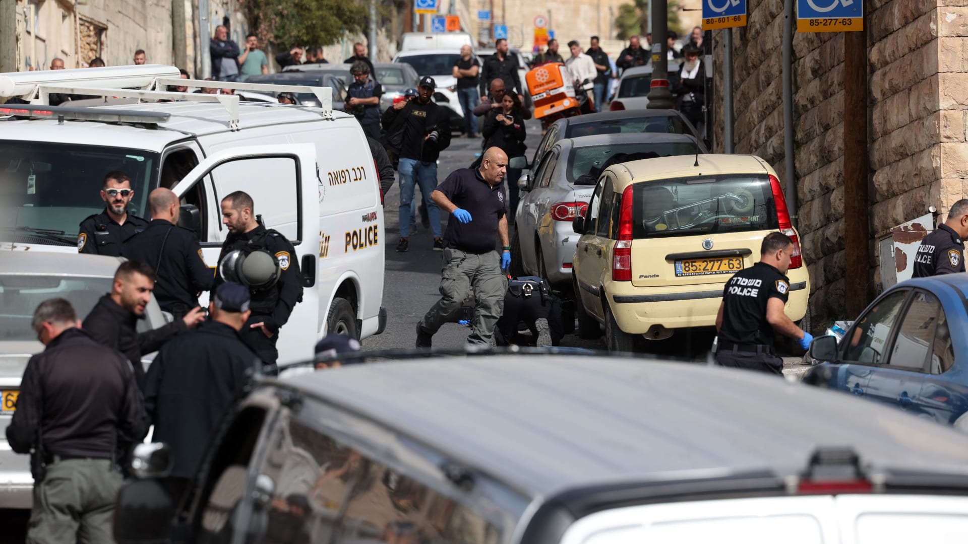 الشرطة والإسعاف الإسرائيلي في منطقة إطلاق النار بالقدس السبت 