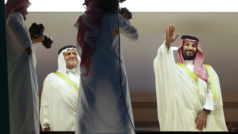 هذا ما فعله الجمهور لحظة ظهور محمد بن سلمان على شاشة ملعب لقاء الهلال والخلود