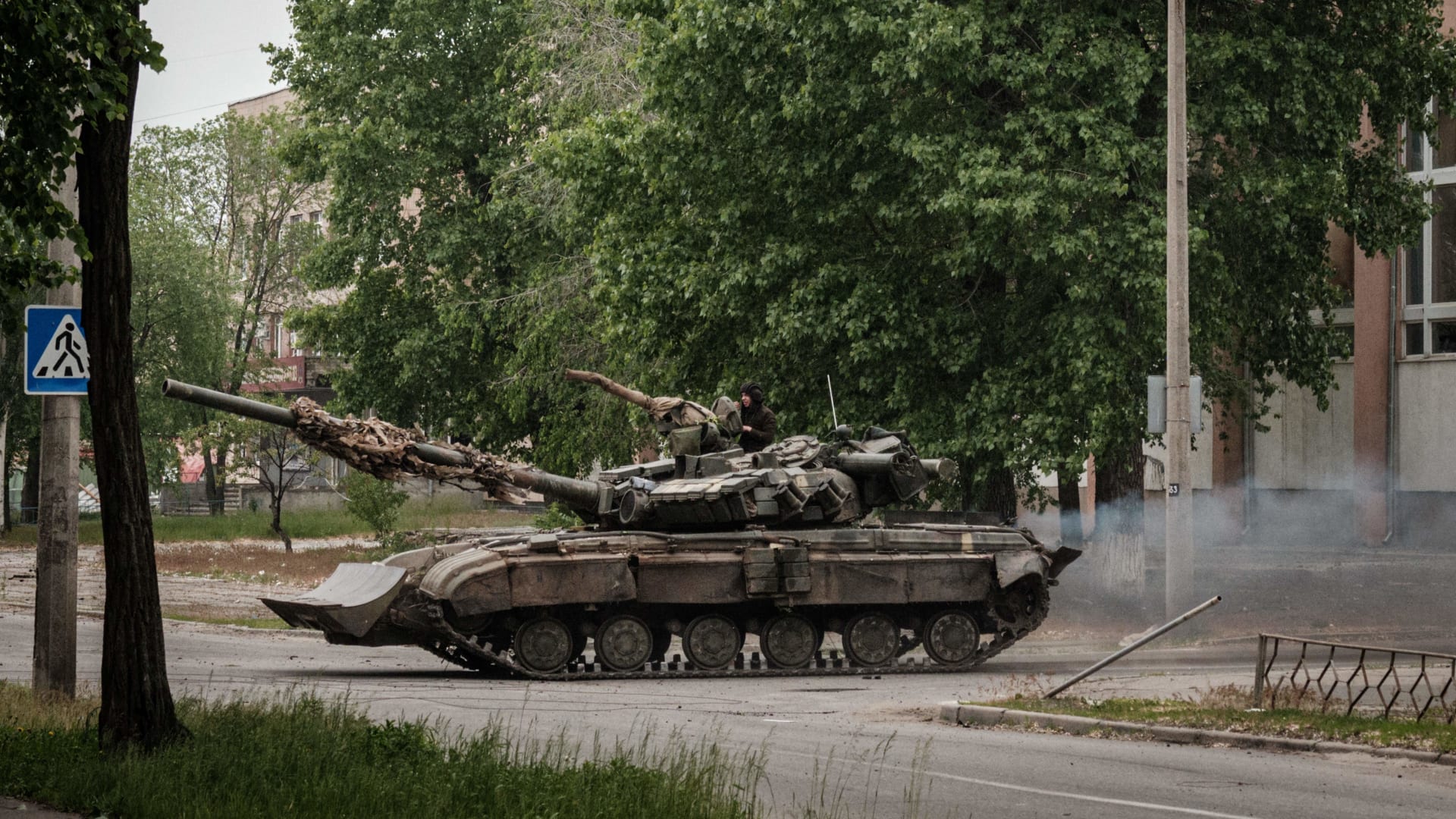 دبابة أوكرانية في مدينة سيفيرودونيتسك  