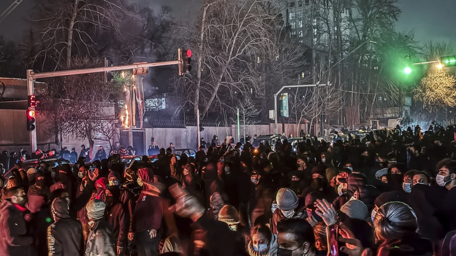 منظمة حقوقية: 490 قتيلا وأكثر من 10 آلاف معتقل منذ اندلاع احتجاجات إيران