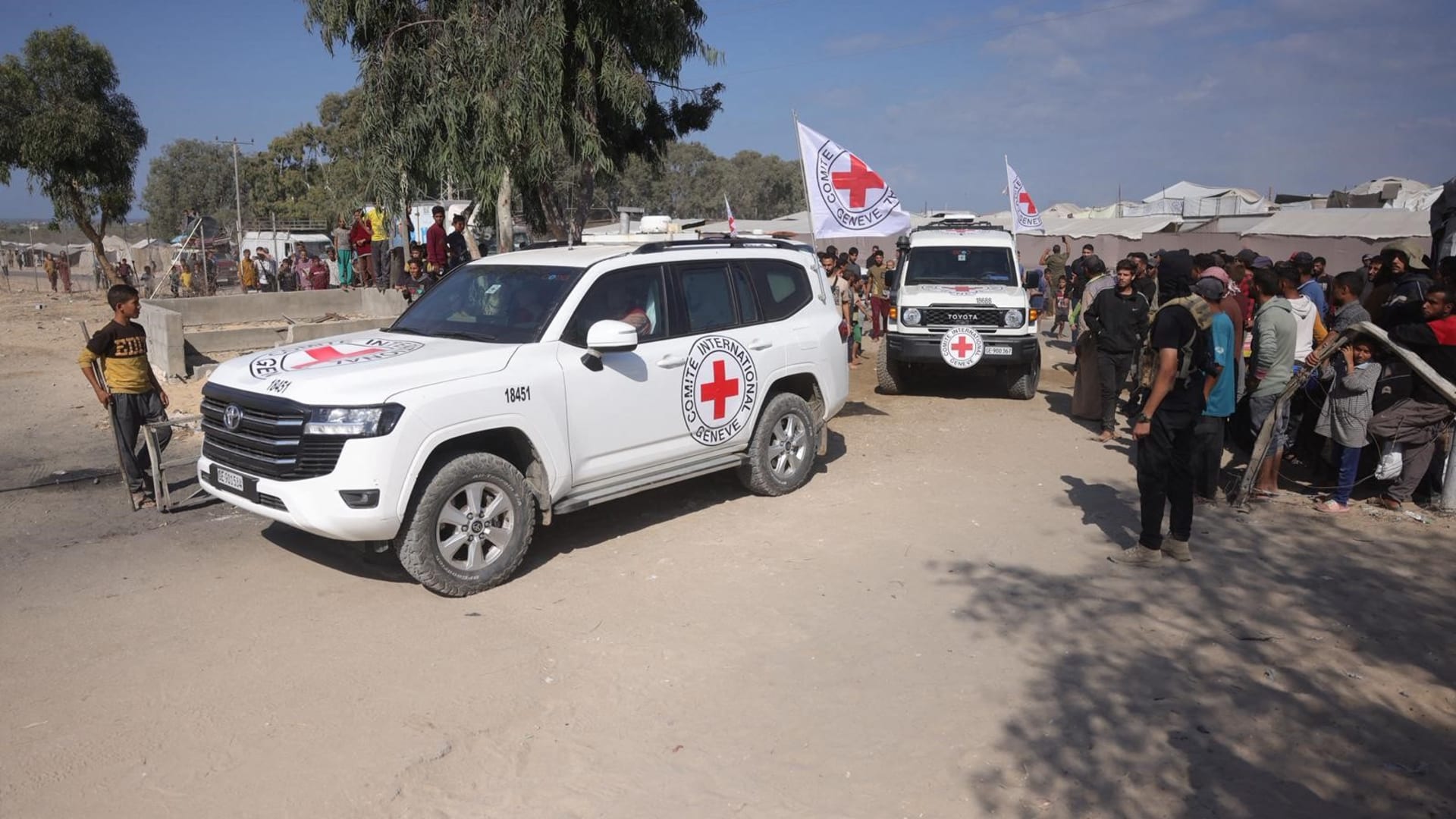 الجيش الإسرائيلي: الصليب الأحمر أكد أن الرهائن الـ13 في عهدته وهم في طريقهم إلينا