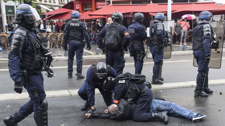 اشتباكات عنيفة بفرنسا بين الشرطة والمتظاهرين ضد التطعيم الإلزامي