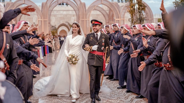 استغرق إنجازه 3 أشهر..الأميرة رجوة الحسين تتألق بفستان زفاف أنيق بتوقيع إيلي صعب