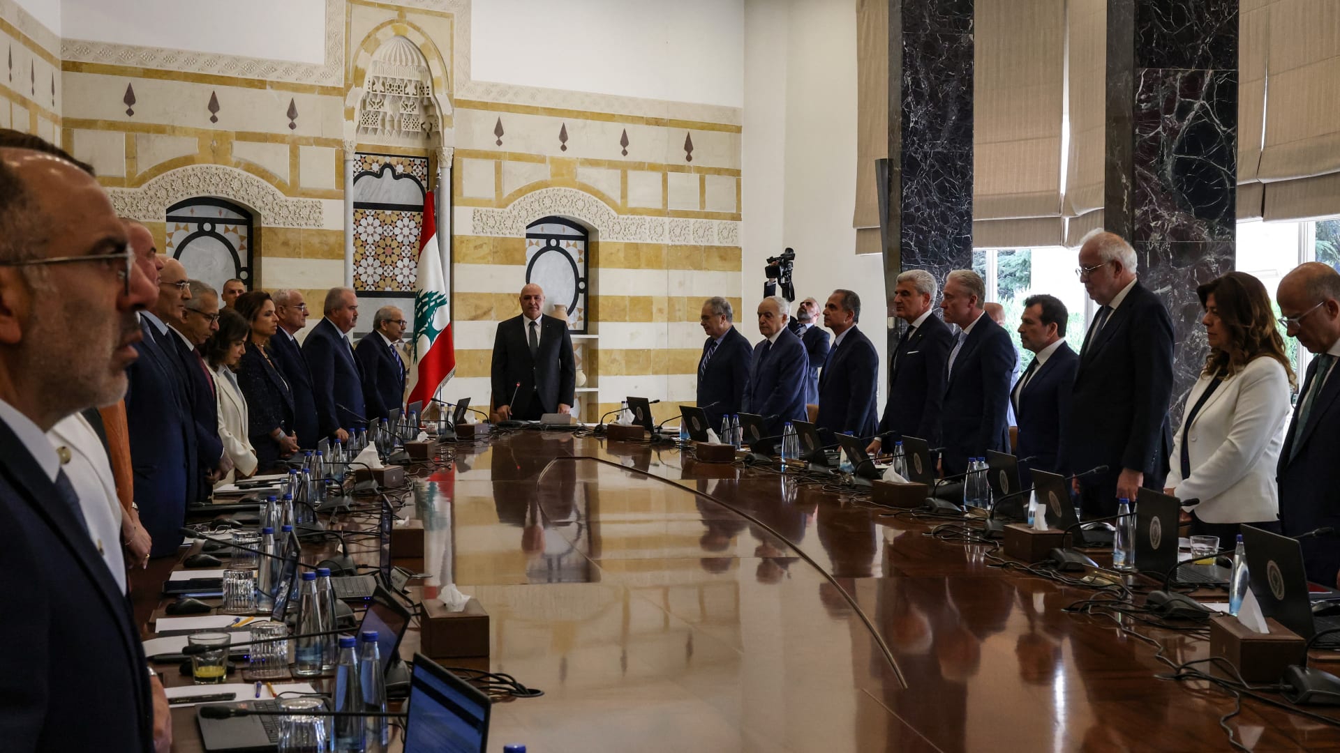 لبنان يواجه "لحظة مفصلية" مع طرح الجيش خطته لنزع سلاح حزب الله وسط ضغوط أمريكية متصاعدة