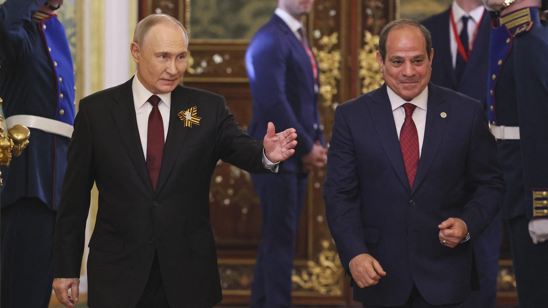 مصر.. السيسي يثير تفاعلا بلقطات مع بوتين ورئيس الصين في روسيا - CNN Arabic